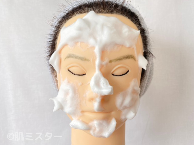 洗顔料を広げたシーン