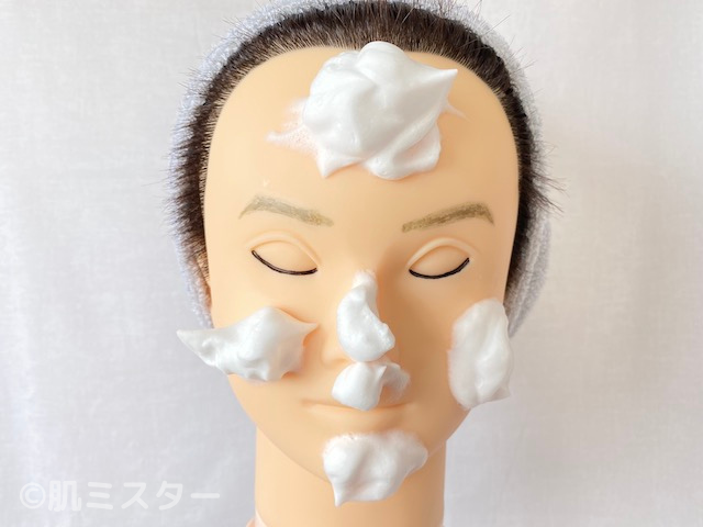 洗顔料の泡をのせた顔