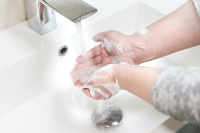 手を綺麗に洗う男性