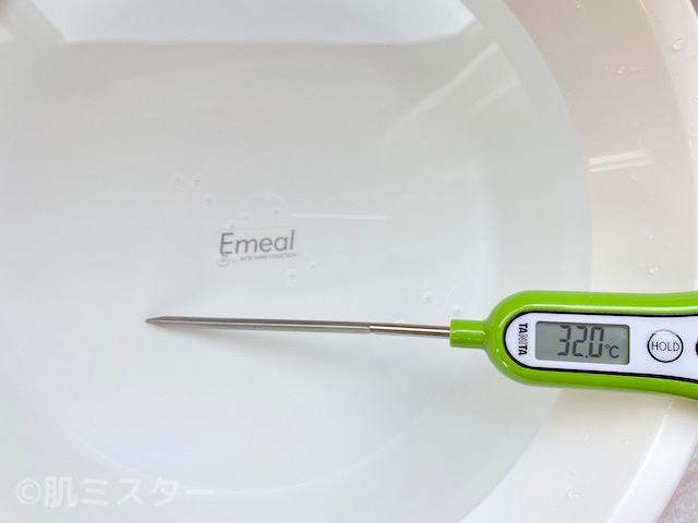 32℃を示す水温計と洗面器