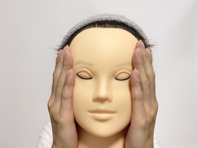 手のひら全体で化粧水をつける写真2