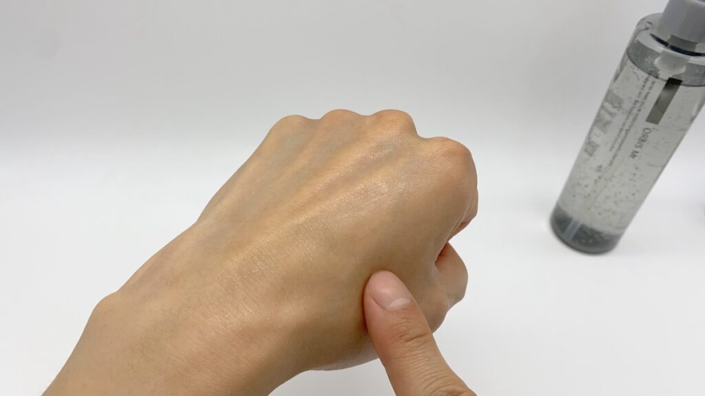 オルビスミスターの化粧水を手の甲全体に塗る
