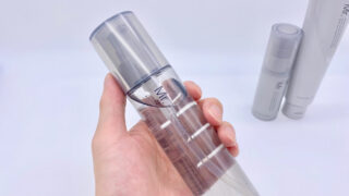手に持ったオルビスミスターのスキンケア用品
