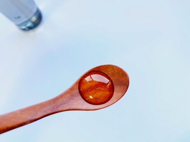 スプーンに出したミスタースキンジェルローション