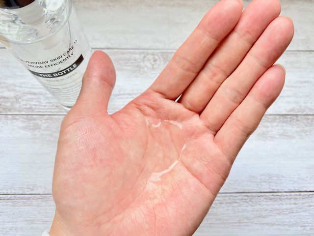 手のひらに出したバルクオムの化粧水