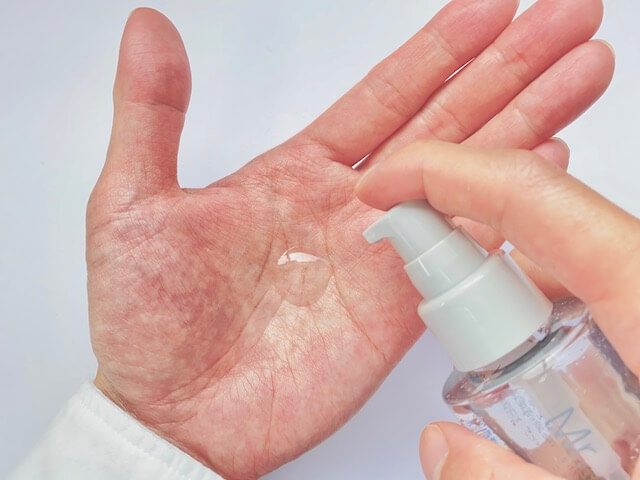 手のひらに出したオルビスミスターの化粧水