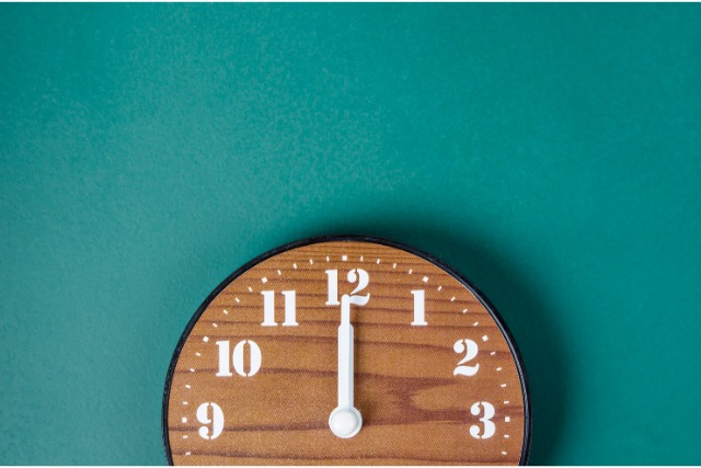 12時を指す壁時計