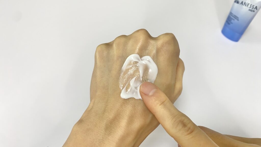 アネッサメンの日焼け止めを塗る男性