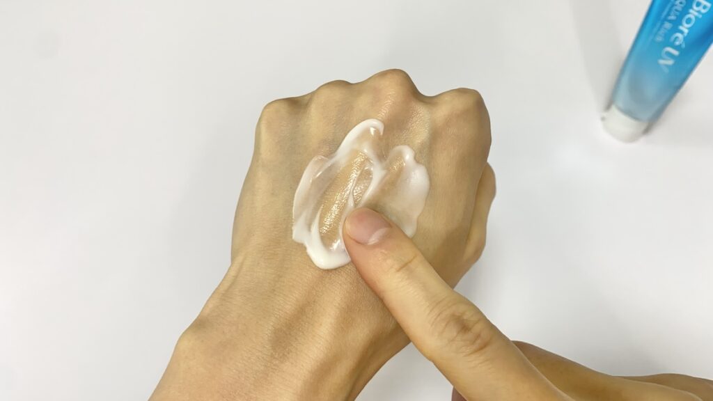 ビオレUVを手の甲に塗る男性