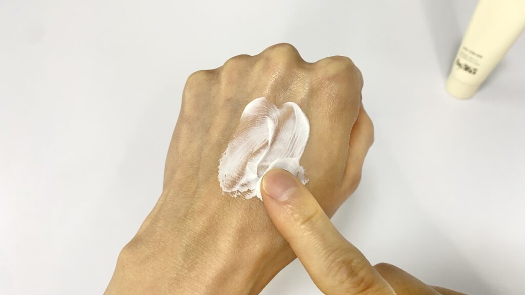 by365「パウダリーUVクリーム」を手の甲に塗る男性