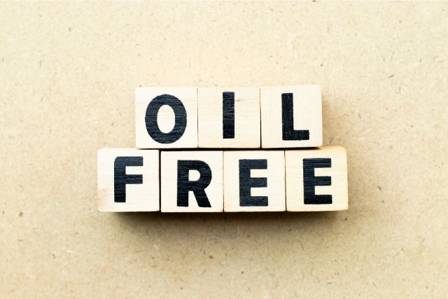 「OIL FREE」と書かれたキューブ