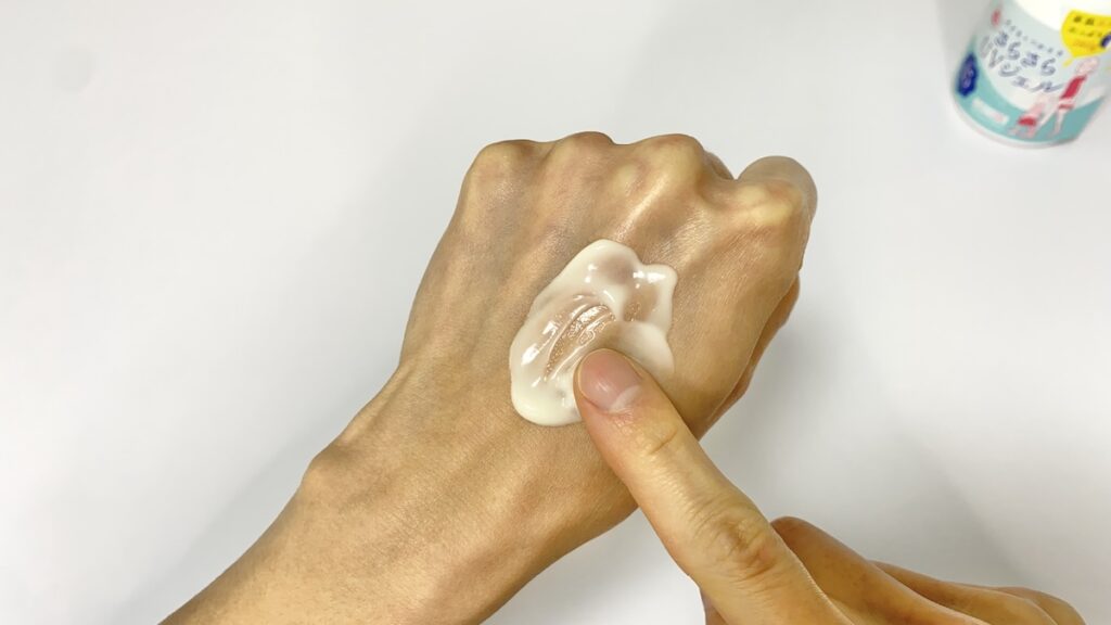 紫外線予報「さらさらUVジェルF」を手に塗る男性