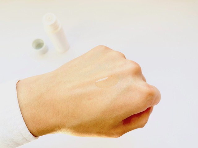 手の甲にのせたユードットの化粧水