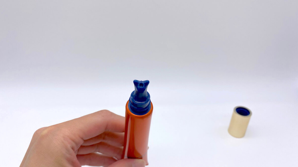 「リンクルショット メディカルセラム N」の匂いを嗅ぐ