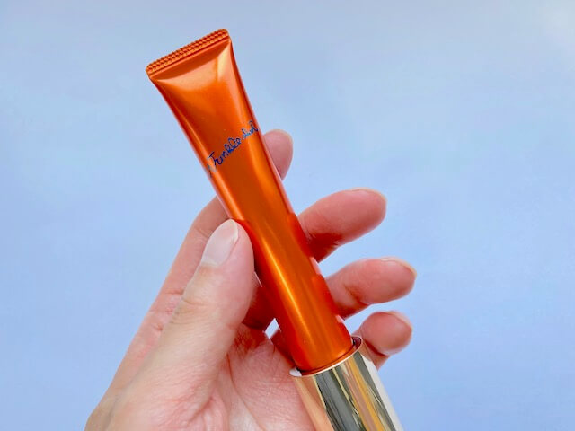 手に「リンクルショット メディカルセラム N」をもった男性