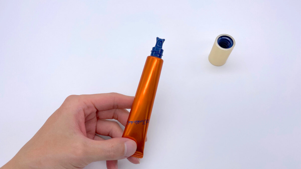 リンクルショットの蓋をあけて使おうとする男性