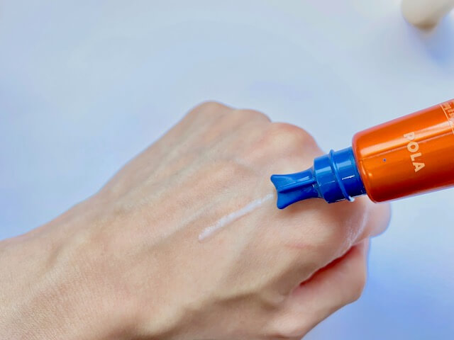 手の甲にリンクルショットを直接塗る