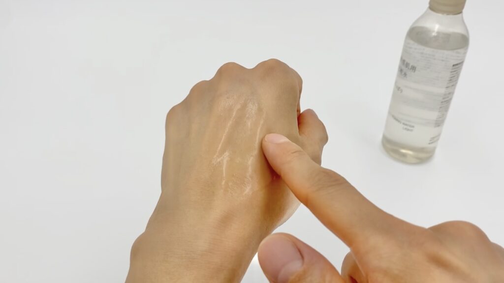 無印良品「敏感肌用化粧水 さっぱり」を手の甲に塗る