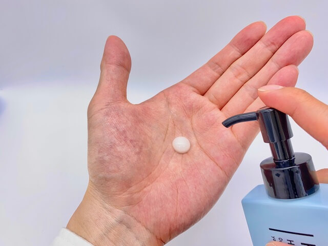 0.5プッシュ分の少なめに出したHADA GEL