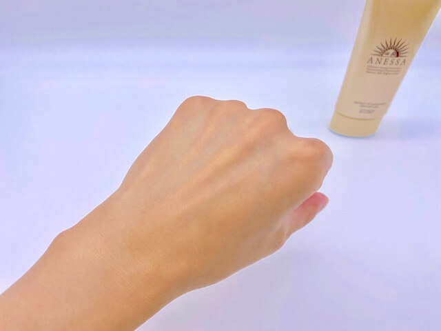アネッサ「パーフェクトUV スキンケアジェル a」を塗り終わった手