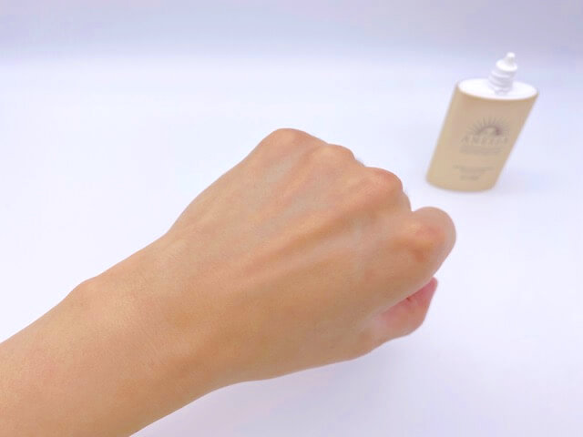 アネッサ「パーフェクトUV スキンケアミルク a」を塗り終わった手