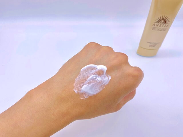 アネッサ「パーフェクトUV スキンケアジェル a」を手の甲でのばす