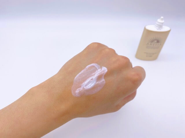 アネッサ「パーフェクトUV スキンケアミルク a」を手の甲でのばす