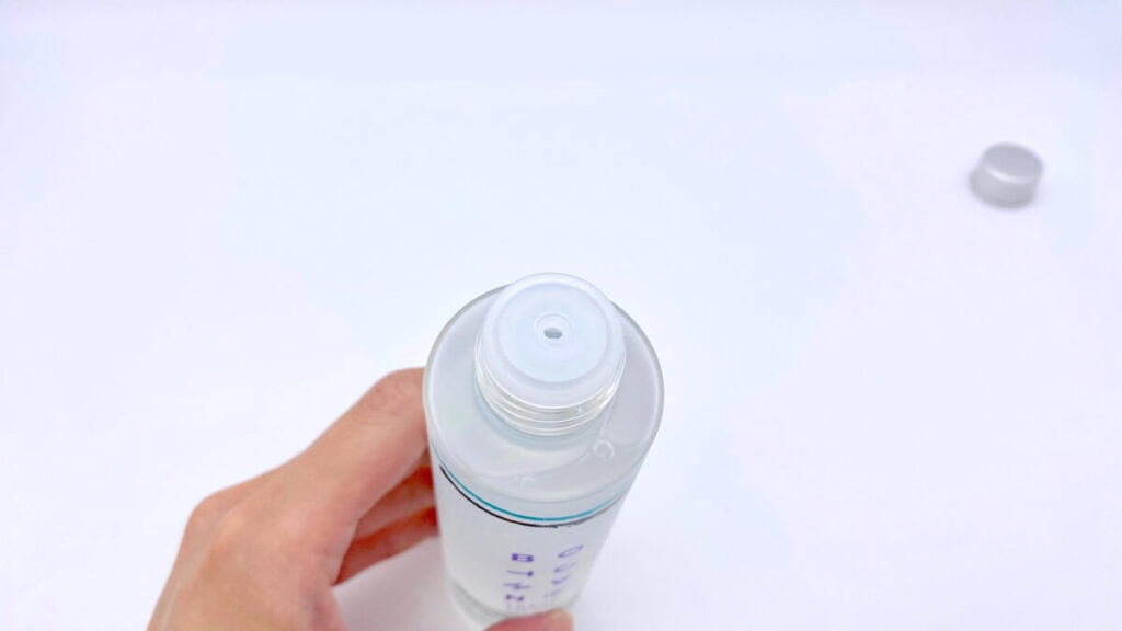 BOTCHANの化粧水の香りを嗅ぐ