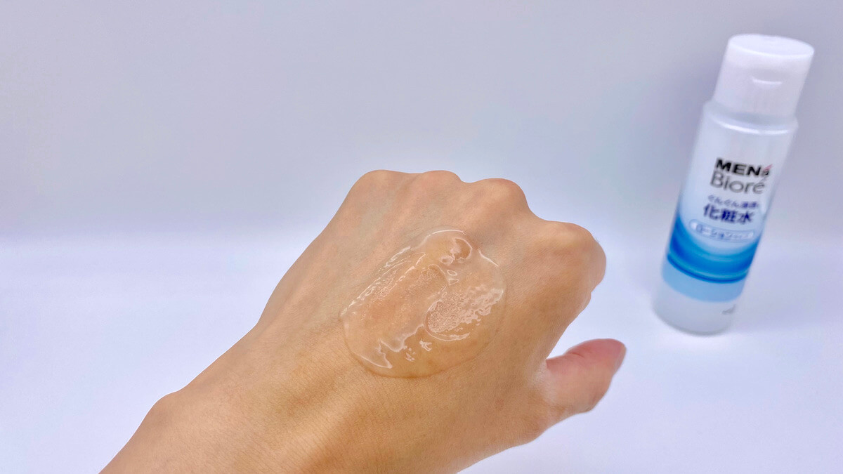 手の甲に塗ったメンズビオレの浸透化粧水