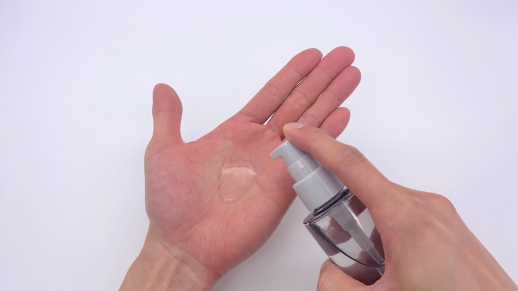 化粧水を手のひらに適量出す男性