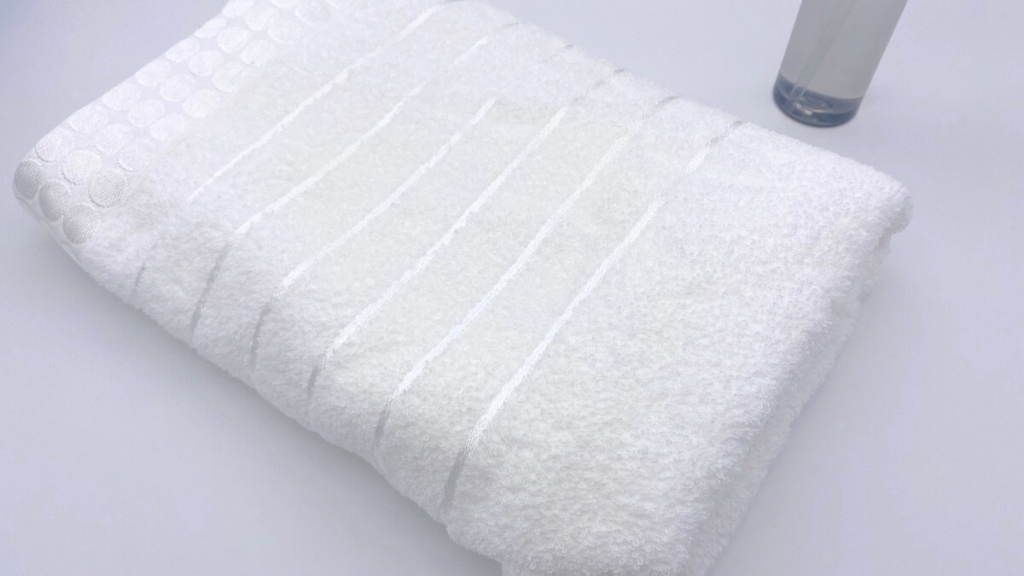 白いタオルと化粧水