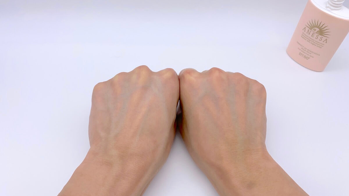 アネッサ「パーフェクトUV マイルドミルク N」を塗った手の比較