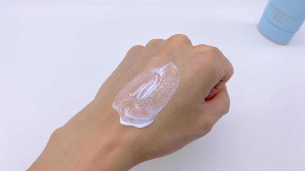 アネッサ「モイスチャーUV マイルドジェル N」を塗った男性