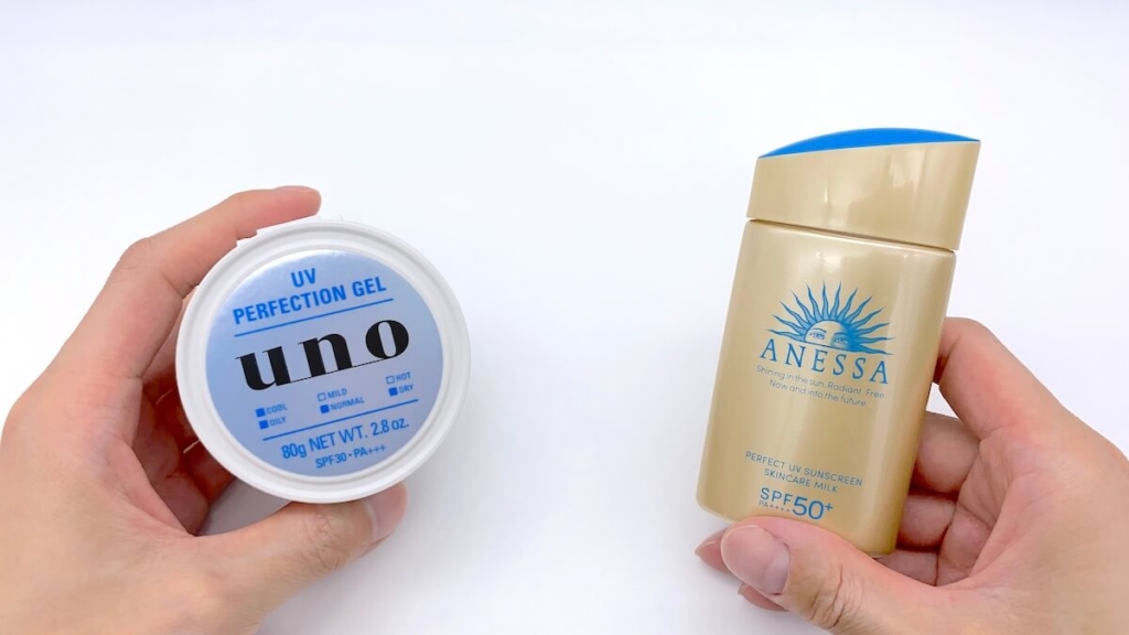 テカリにくい日焼け止めを持つ男性