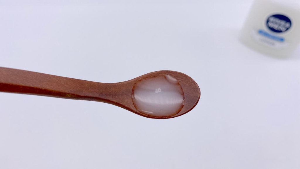 ニベアメン「オイルコントロールローション」のテクスチャー