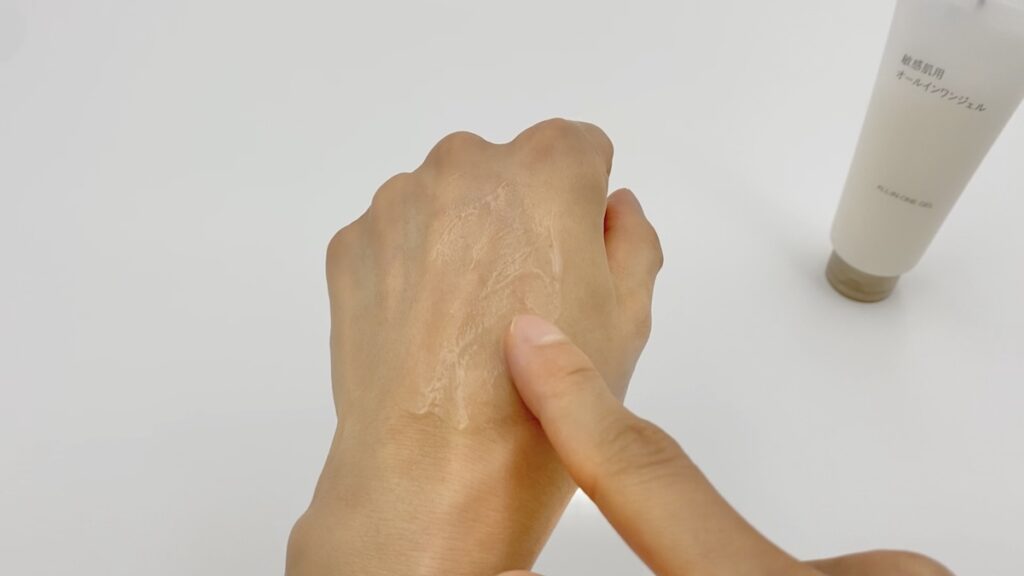 無印良品「敏感肌用オールインワンジェル」を手の甲に塗る男性