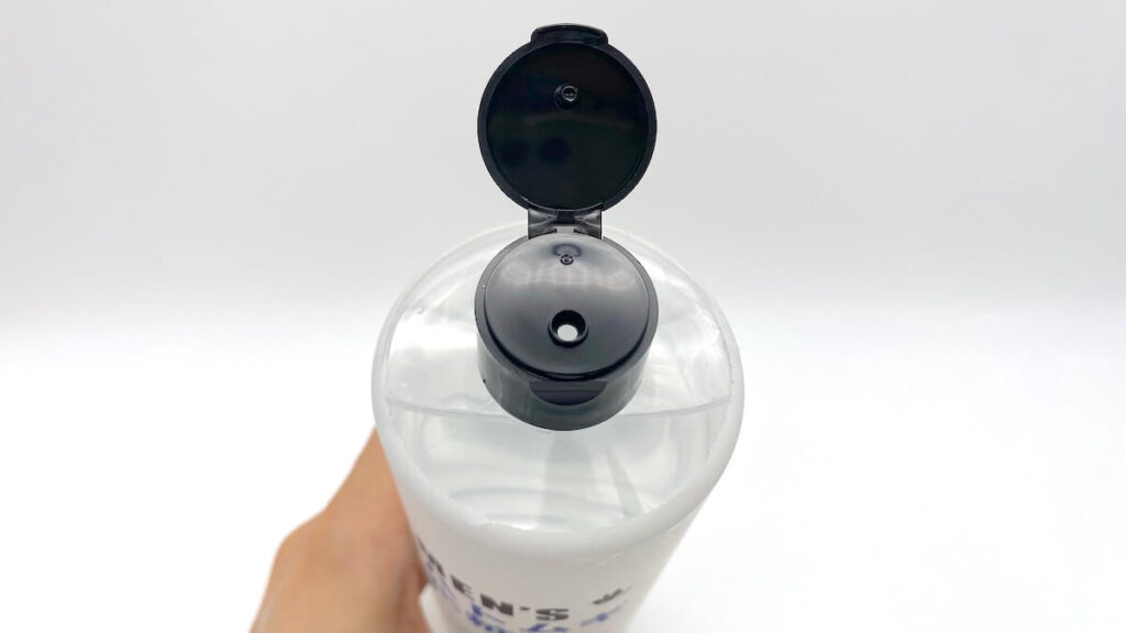 メンズハトムギ化粧水の匂いを嗅ぐ