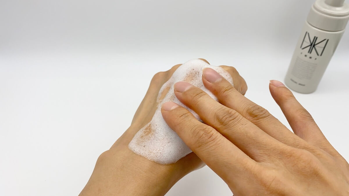 IKKIの泡洗顔で手の甲を洗う