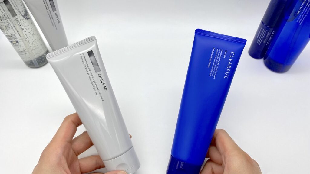 オルビスミスターとクリアフルを手に持って悩む男性