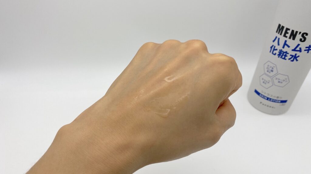 メンズハトムギ化粧水を塗った手の甲