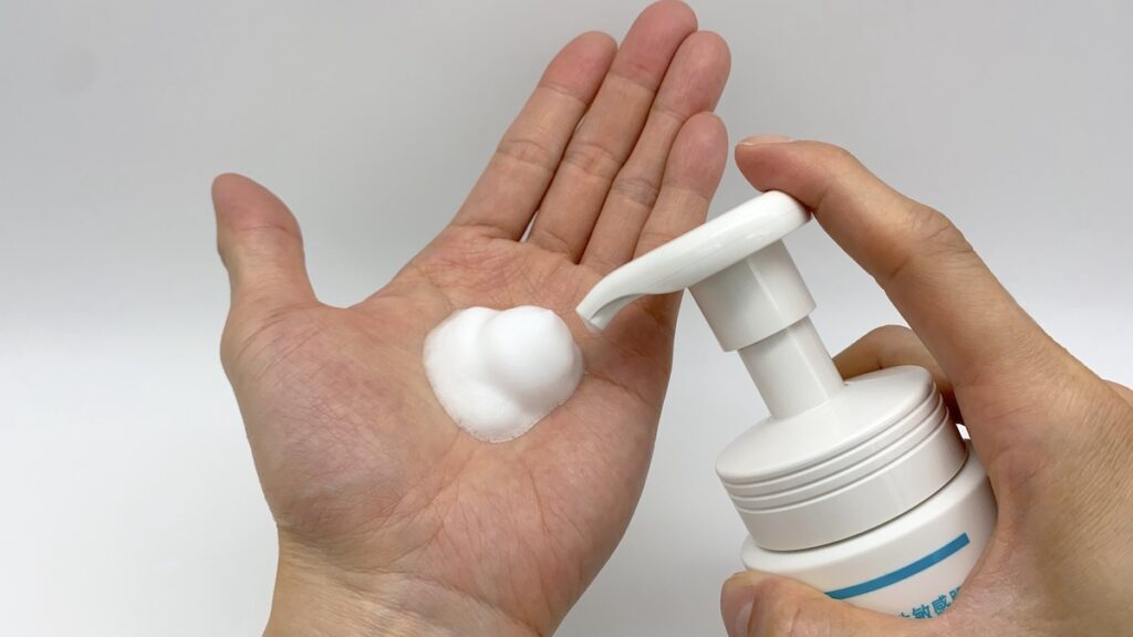 キュレルの泡洗顔料を容器から手に出す