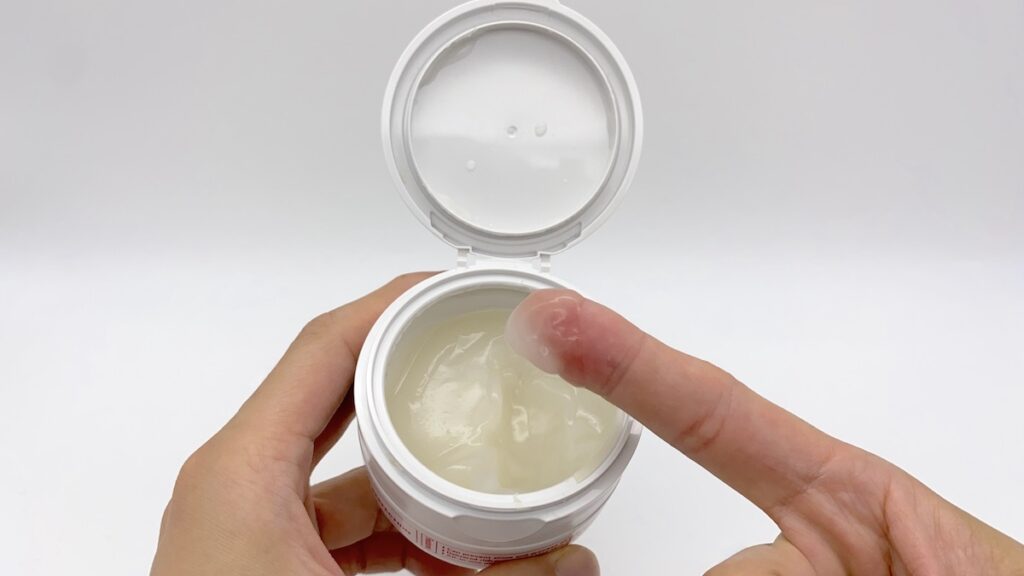クリームパーフェクションの蓋を開けて適量をとる