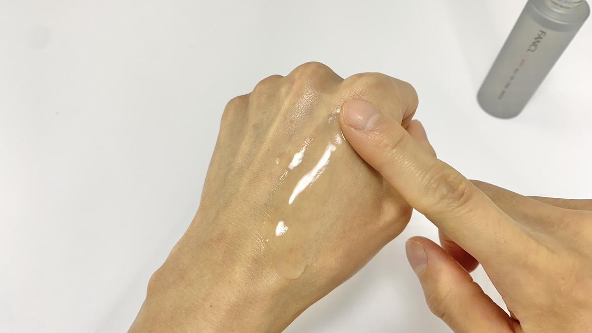 ファンケルメンのオールインワン化粧水を手に塗る