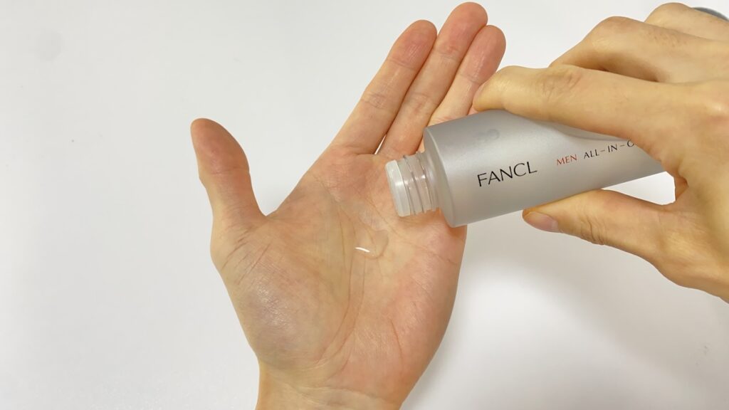 ファンケルメンのオールインワン化粧水を手のひらに出す