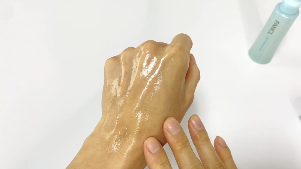 ファンケル「マイルドクレンジングオイル」を手に塗る男性