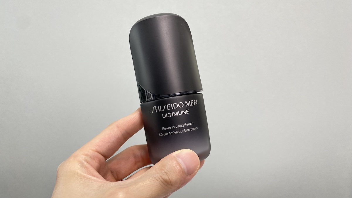 リニューアルした資生堂メン「アルティミューン™ パワライジングセラム」を手に持つ男性