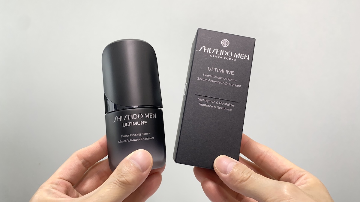 資生堂メン「アルティミューン™ パワライジングセラム」の箱と本体を持つ男性