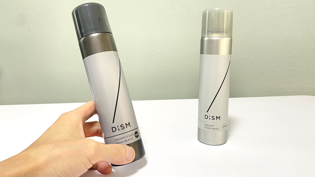 DISM（ディズム）の泡洗顔「クリーミーフォームウォッシュ」を手に取る男性