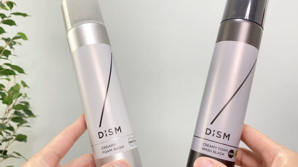 DISM（ディズム）のスプレー泡洗顔2種類を手に持つ男性