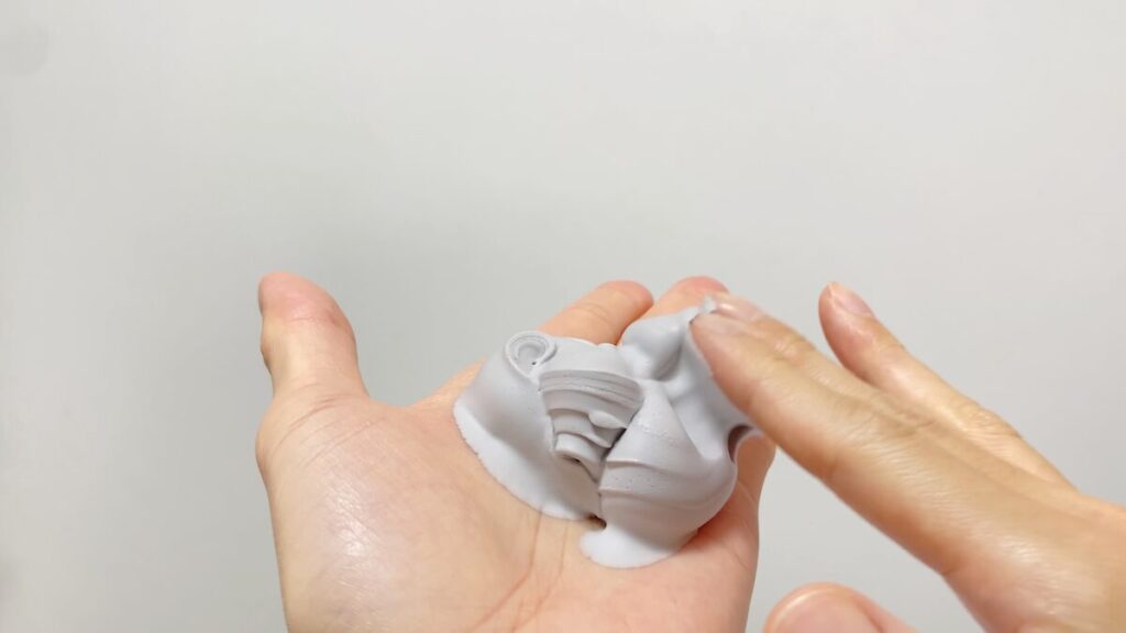 DISM「クリーミーフォームウォッシュ ブラック」の弾力